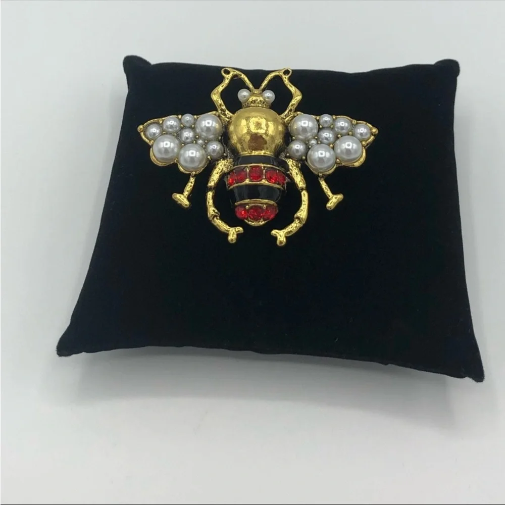 Pearl Bee Brooch - Picture 3 of 7